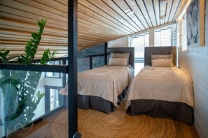 1 bedroom, desk, travel cot, free WiFi