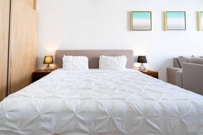 Tabla de planchar con plancha, wifi gratis y ropa de cama 