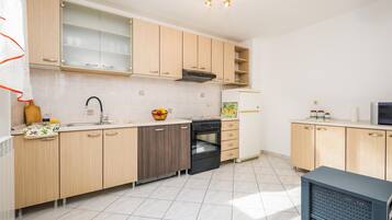 Fridge, stovetop, dishwasher, coffee/tea maker