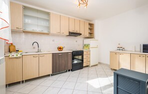 Réfrigérateur, micro-ondes, plaque de cuisson, lave-vaisselle