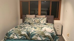 5 bedrooms, iron/ironing board, free WiFi, bed sheets