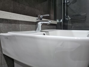Shower, designer toiletries, hair dryer, bathrobes - Somsom House (Seogwipo)