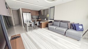 Een 60-inch smart-tv met kabelzenders, Netflix en betaalfilms