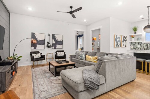 BF ~ 5 Beds w/ Elevator ~ Free Secure Parking ~ West End ~ Near Vanderbilt and Tons of Restaurants