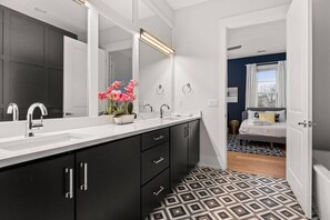 3 bedrooms, Internet, bed sheets - BF ~ 5 Beds w/ Elevator ~ Free Secure Parking ~ West End ~ Near Vanderbilt and Tons of Restaurants (Nashville)