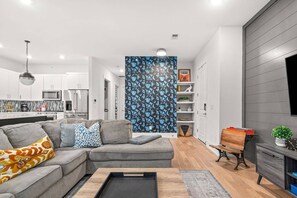 Unclassified image, 4 of 50, button - BF ~ 5 Beds w/ Elevator ~ Free Secure Parking ~ West End ~ Near Vanderbilt and Tons of Restaurants (Nashville)