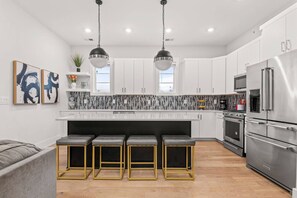 Geladeira, micro-ondas, lava-louças, cafeteira/chaleira