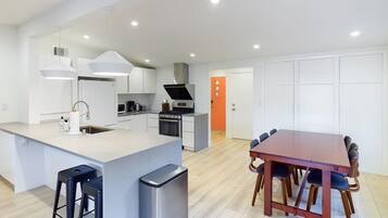 Geladeira, micro-ondas, fogão, cooktop