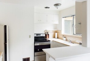 冷蔵庫、電子レンジ、オーブン、コンロ