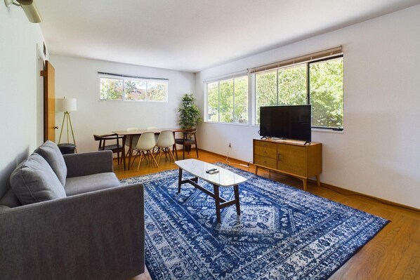 TV - Impeccable Palo Alto 1BR w/ Parking & W/D, walk to Parks, by Blueground (Palo Alto)
