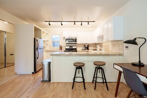 Fridge, microwave, oven, stovetop - Premium Palo Alto 1BR w/ Patio, close to Restaurants, by Blueground (South Bay)