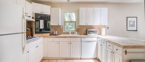 冷蔵庫、電子レンジ、オーブン、食器洗い機