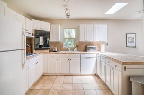 Réfrigérateur, micro-ondes, four, lave-vaisselle