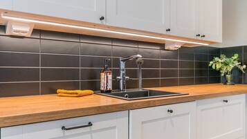 ثلاجة، ميكروويف، غسالة أطباق، مستلزمات طهي/أطباق/أوعية