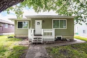 A single-story mobile home with a front porch, a small entryway, and a visible mailbox. - Cozy Clean Affordable near NDSU and Downtown (Fargo)
