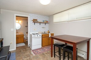 Fridge, microwave, oven, stovetop - Cozy Clean Affordable near NDSU and Downtown (Fargo)