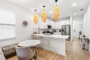 Kühlschrank, Mikrowelle, Ofen, Geschirrspüler