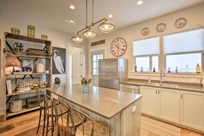 Paper towels - Modern Slidell Home w/ Private Fishing Dock! (Slidell)