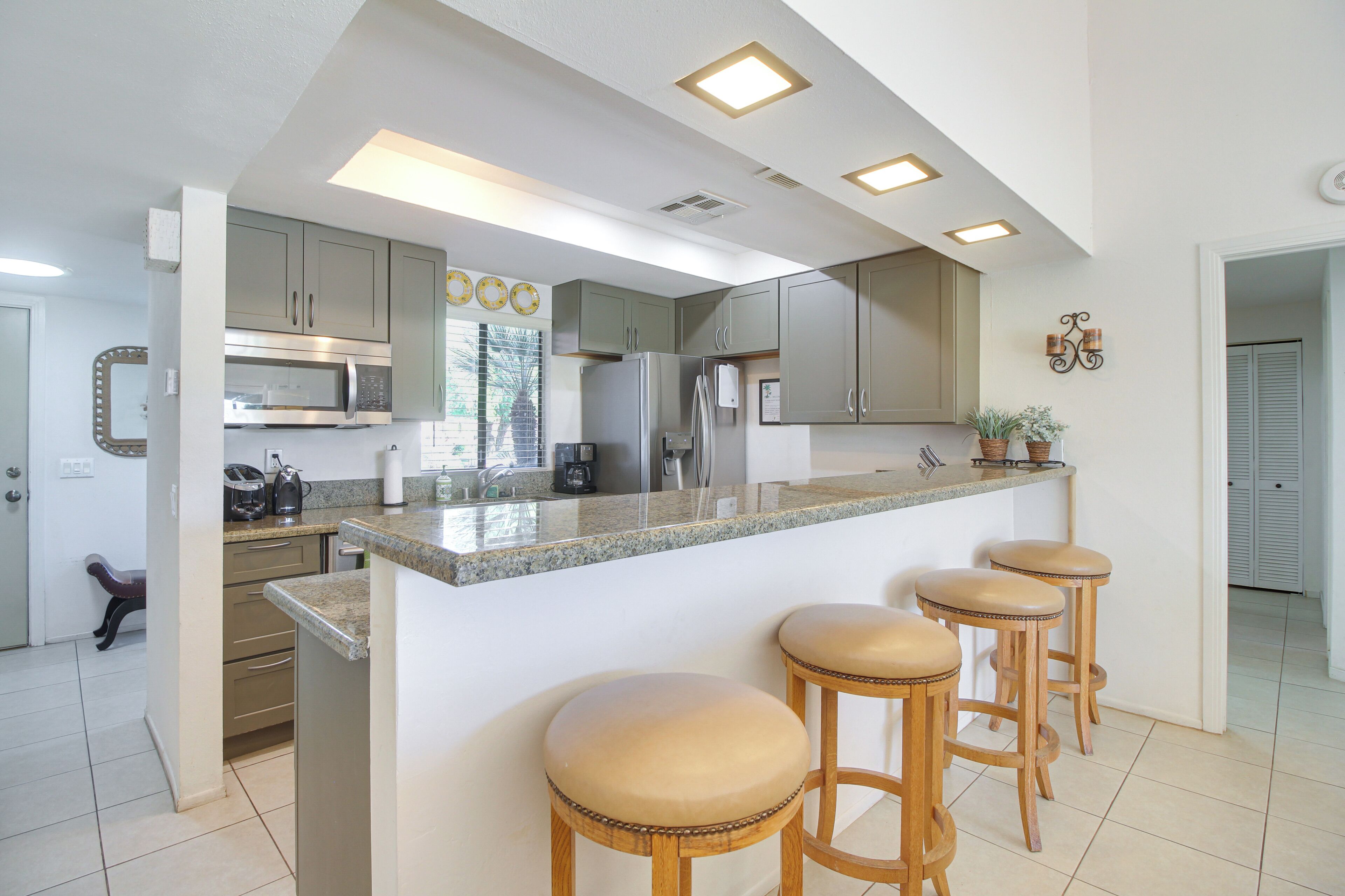 Coffee/tea maker, fridge, microwave, stovetop