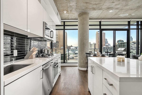 Fridge, microwave, oven, stovetop - The Domain | Skyline View | King Beds | Pool | Gym (Calgary)