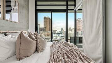 2 habitaciones, escritorio y tabla de planchar con plancha