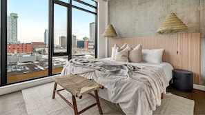 2 soverom, skrivebord, strykejern/-brett og reiseseng for barn