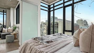 2 habitaciones, escritorio y tabla de planchar con plancha