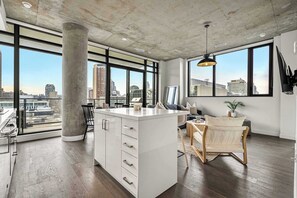 TV, offices - The Domain | Skyline View | King Beds | Pool | Gym (Calgary)