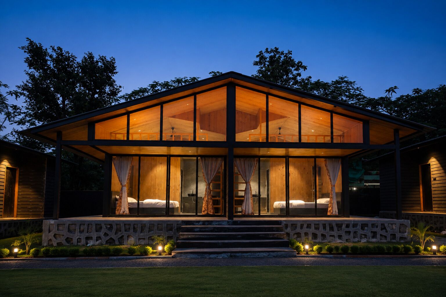 Une maison moderne avec une façade en verre, un revêtement extérieur en bois et un escalier menant à l’entrée.