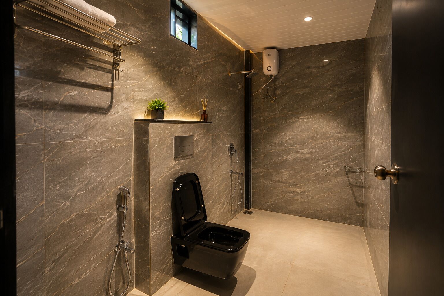 Une salle de bain moderne avec des toilettes noires, une douche et un mur en marbre.