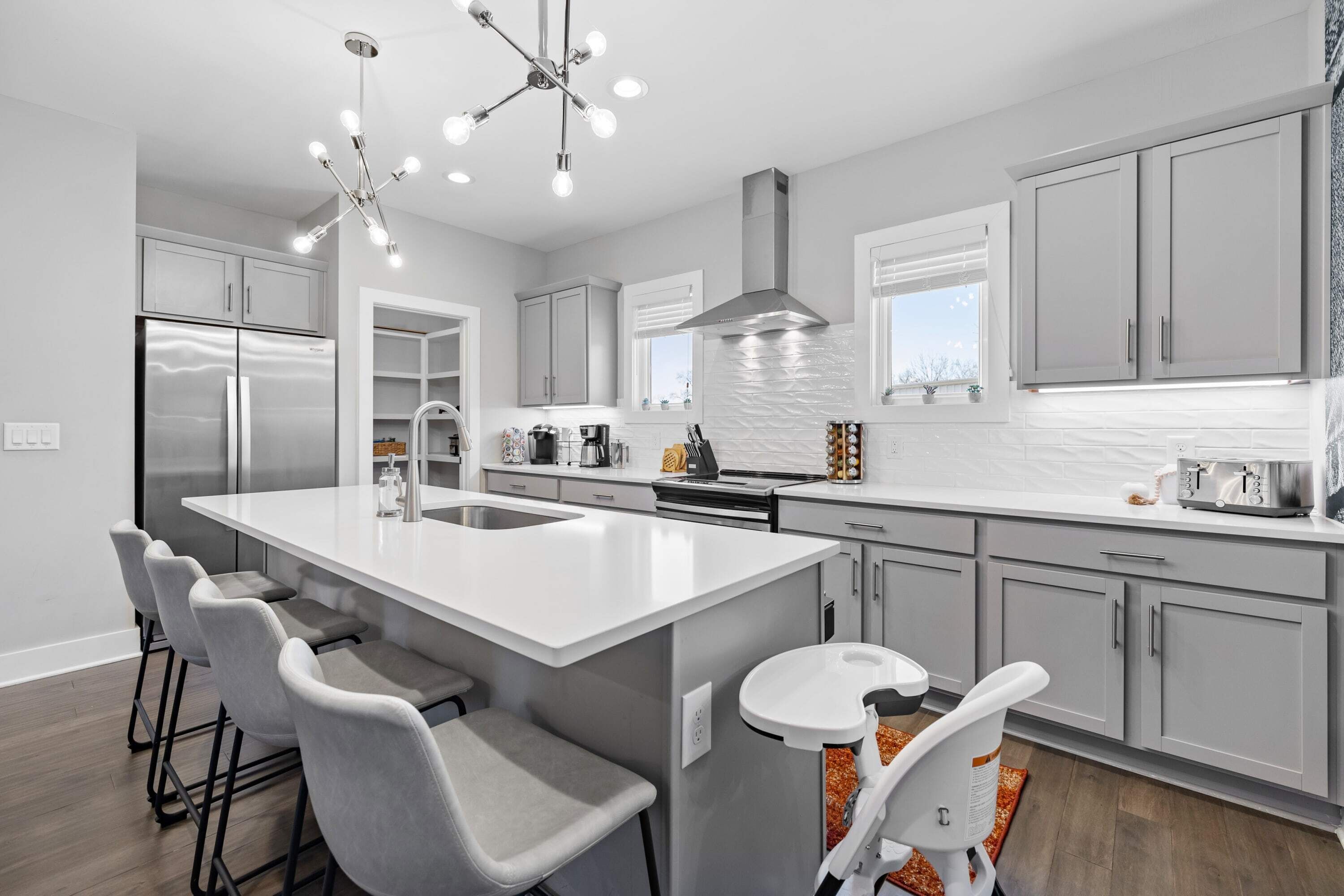 冷蔵庫、電子レンジ、オーブン、コンロ