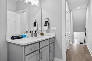 Dusj, hårføner og håndklær