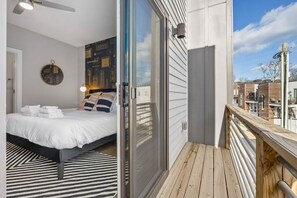 4 soverom, skrivebord, strykejern/-brett og reiseseng for barn