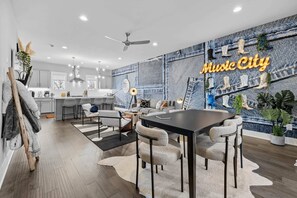 Dining - 5 mins to DT! Gameroom~ Balcony~ Karaoke~Sleeps 10 (Nashville)