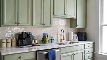 KĂŒhlschrank, Mikrowelle, Ofen, Herdplatte