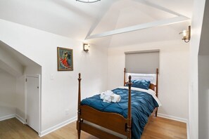 5 Schlafzimmer, Schreibtisch, Bügeleisen/Bügelbrett, WLAN