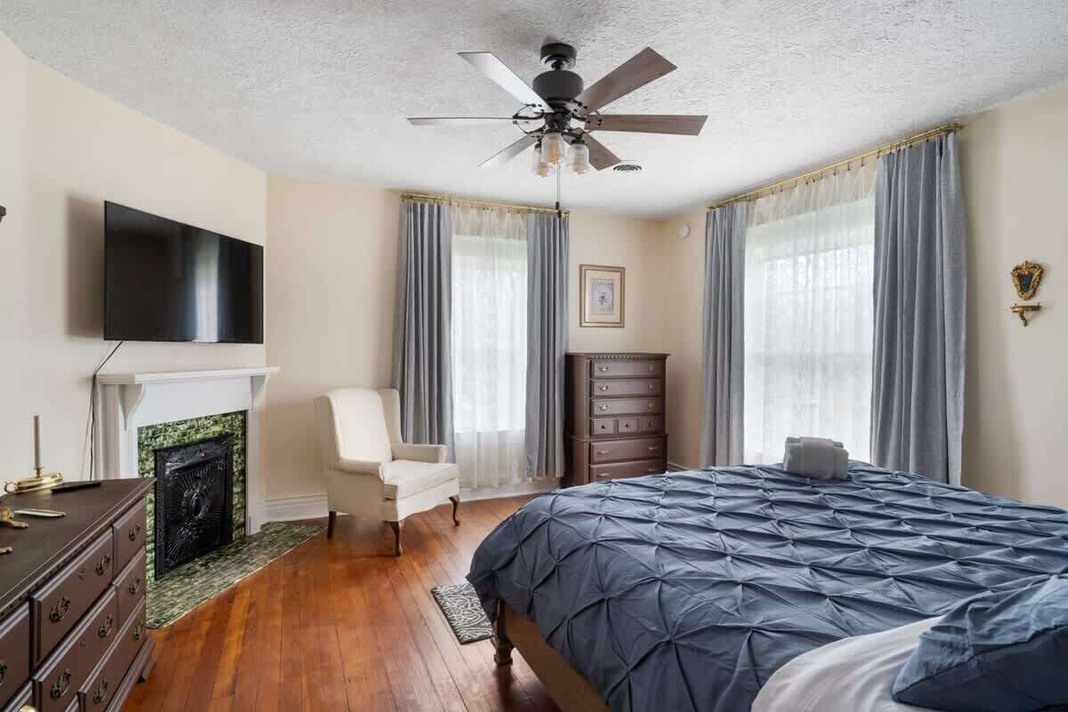 5 bedrooms, desk, iron/ironing board, WiFi