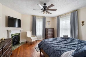 5 bedrooms, desk, iron/ironing board, WiFi