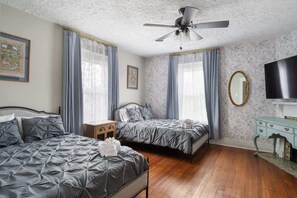 5 slaapkamers, een bureau, een strijkplank/strijkijzer, reisbedje
