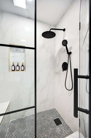 Dusche, Haartrockner, Handtücher, Shampoo