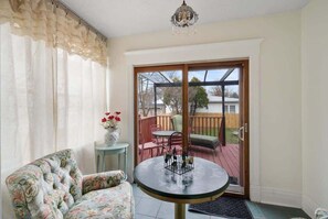 Una televisión, videojuegos, una oficina