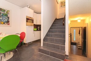 Fridge, oven, stovetop, dishwasher - Townhouse Thaden - mid-terrace house in Norddeich for up to 4 people (Norden)