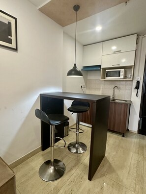 Luksusstudio | Yksityinen keittiö | Minijääkaappi, mikroaaltouuni, uuni, astianpesukone