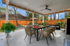 Outdoor dining - Tropical Getaway - Pool and Game Room - The Woodlands & Conroe (Conroe)