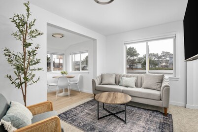 Great Rockaway Location, Pet Friendly, Walk to Beach and Downtown Newly Remodeled, Unit #5