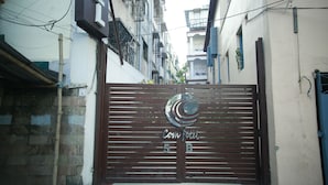 A gated entrance to a building labeled "Com hotel" with a number "5B" on the gate. - Hotel Comfotel (Kolkata)
