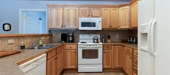 Fantastic Single Level Lodge Style Retreat, Pet Friendly, Hot Tub, Close to Park, Trails, and River