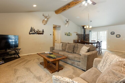 Fantastic Single Level Lodge Style Retreat, Pet Friendly, Hot Tub, Close to Park, Trails, and River