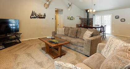 Fantastic Single Level Lodge Style Retreat, Pet Friendly, Hot Tub, Close to Park, Trails, and River