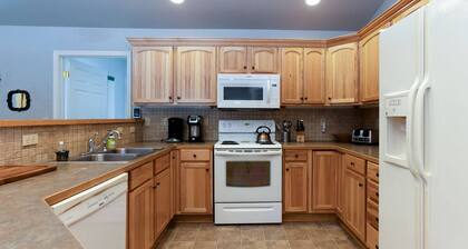 Fantastic Single Level Lodge Style Retreat, Pet Friendly, Hot Tub, Close to Park, Trails, and River